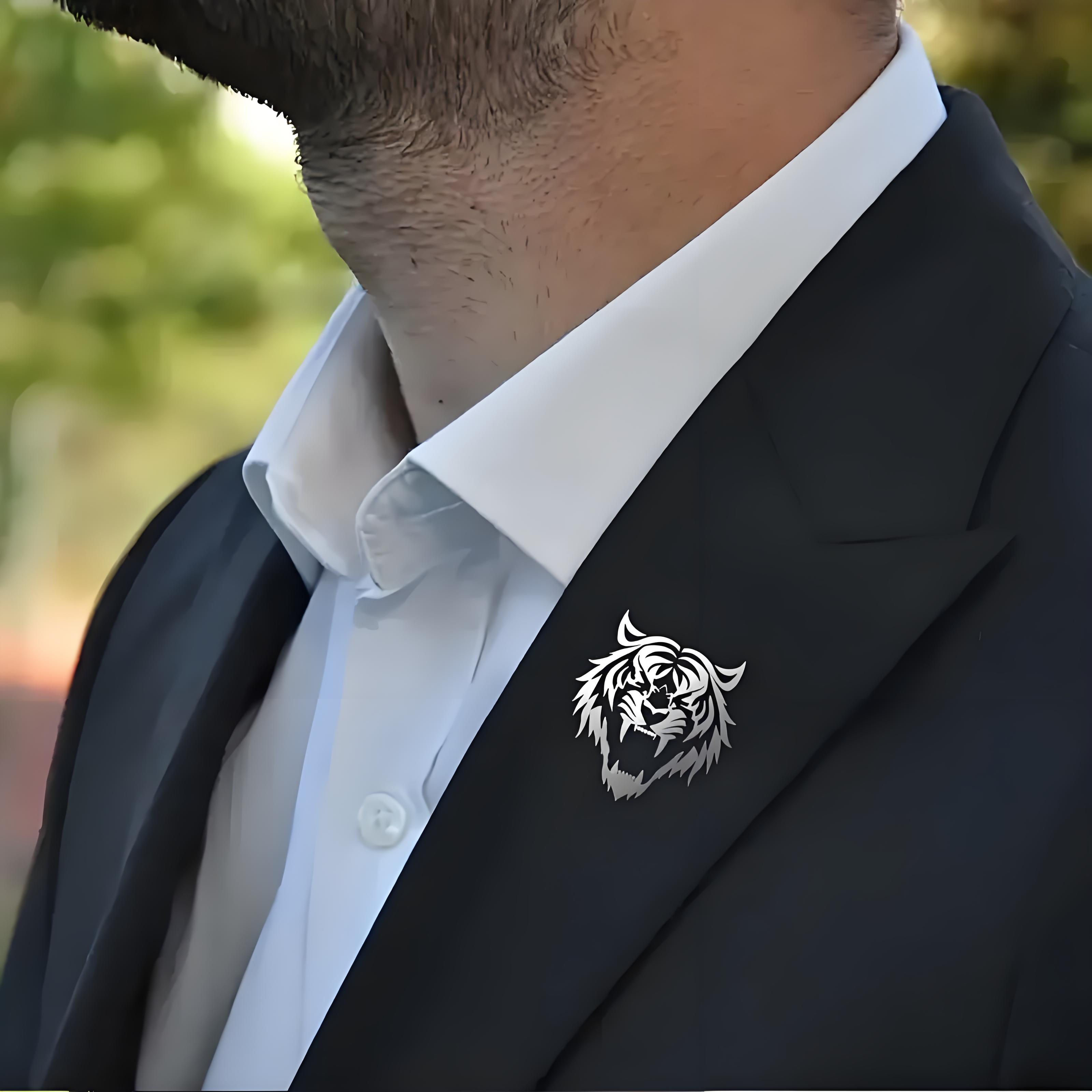 دبوس طية صدر السترة برأس النمر - مراجعة Men Accessories Kit وسعره